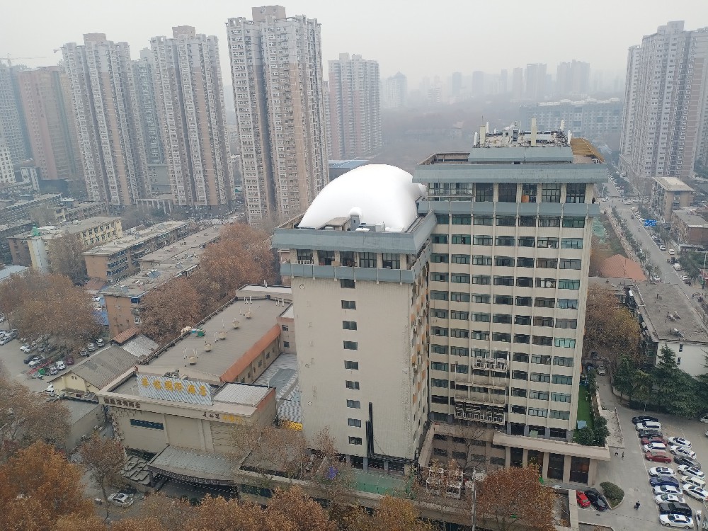 樓頂氣膜體育館是一種新型的體育場館建筑，在未來的發(fā)展中有著廣闊的前景